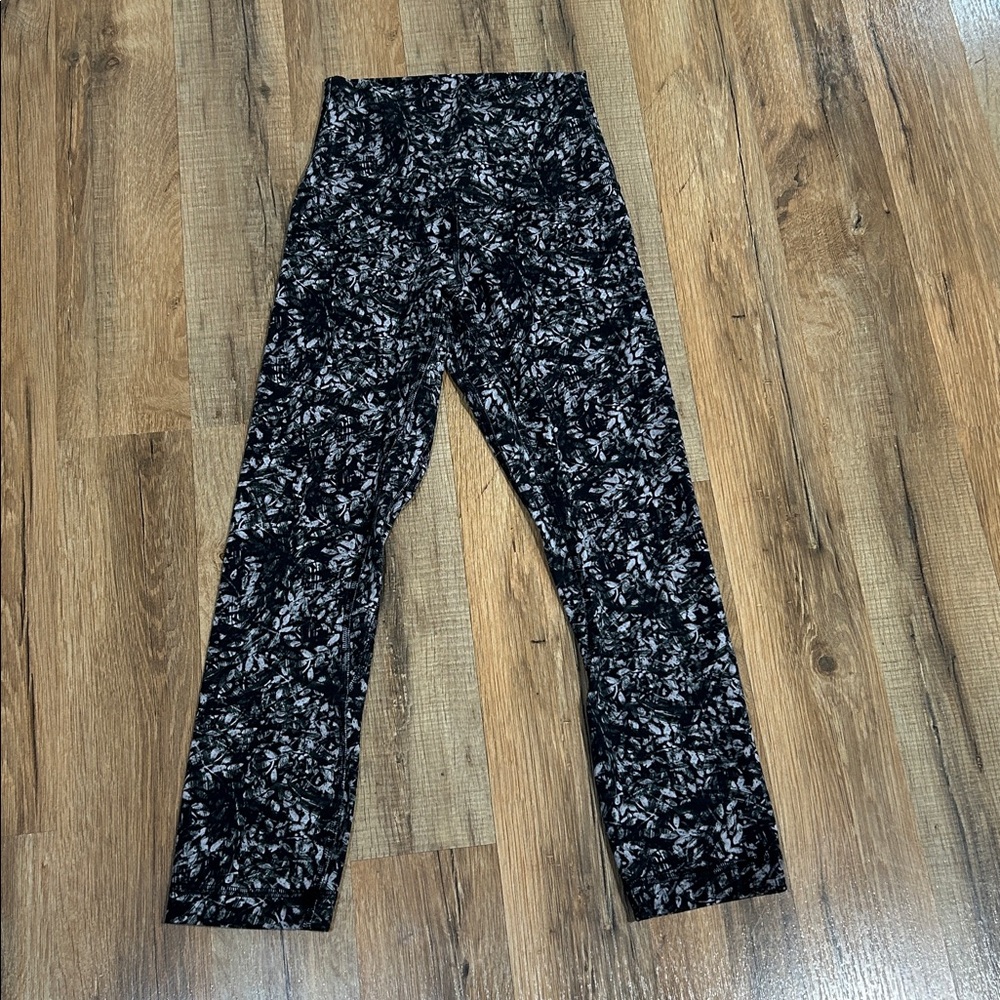 LULLULEMON BLACK WHITE FLORAL MID RISE LEGGINGS Sz 0